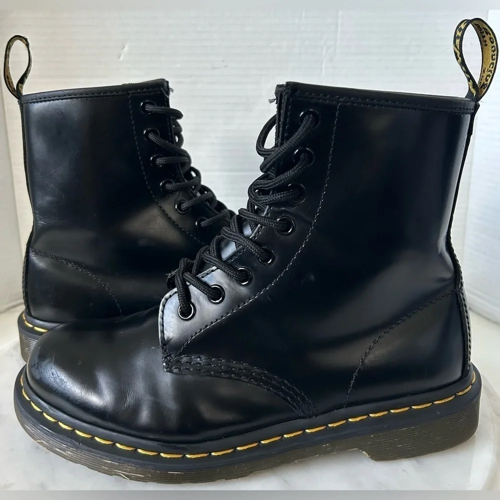 DR. MARTENS THE ORIGINAL 1460. MENS 6 LADIES 7. LOTS OF LIFE STILL LEFT IN THEM.